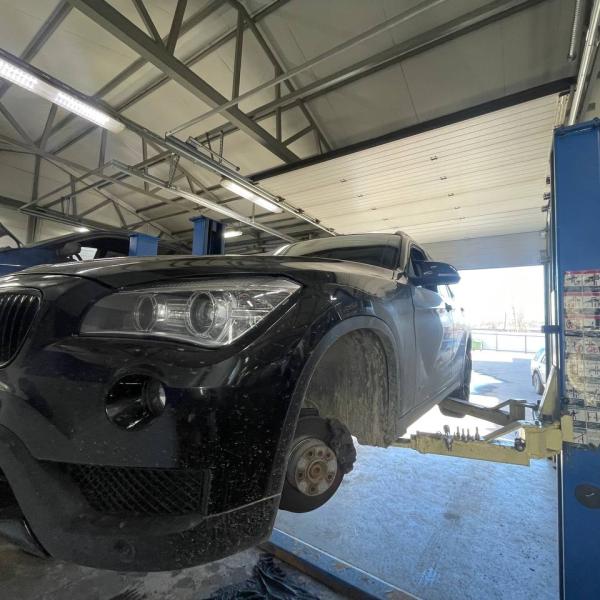 BMW X1 - Замена передних тормозных дисков и колодок